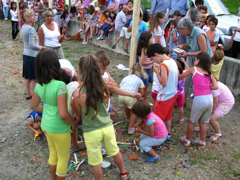 pignatte_arrembaggio.jpg - I bambini come cuccioli si precipitano a dividersi fischietti carmelle disegni giochini gomme matite coriandoli poesie scritte su strisce di carta colorata...