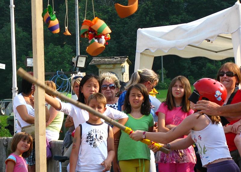 pignatte_colpita.jpg - Colpita. Dal ventre delle pignatte escono tanti piccoli doni.