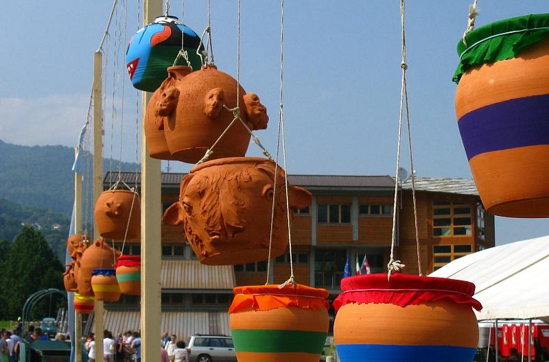 pignatte_pentagramma.jpg - Alle pignatte d'artista si affiancano piccoli vasi destinati ai bambini.
SONO I GIORNI DELLA TRANSUMANZA in Valle Po, è il 26 giugno 2010.